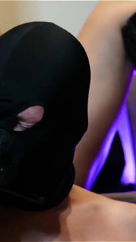 เลียรองเท้าบูทของเธอ