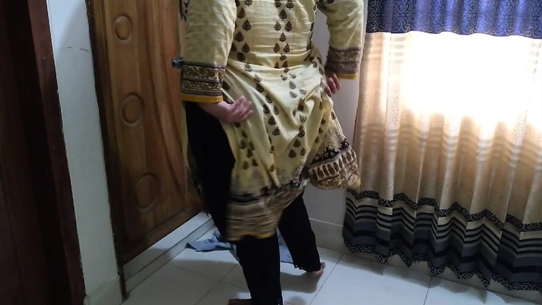 Aria Mia: सबिता भाभी की मोटी गांड को उसके सौतेले ससुर ने तब मुक्त किया जब वह इसकी सफाई कर रही थी।