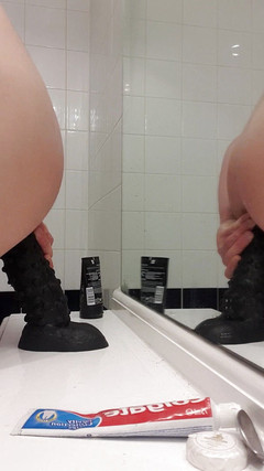 Carl Cagedwarrior: Carl Cagedwarrior nimmt einen riesigen BBC-dildo im Hotelbadezimmer mit Spiegel...