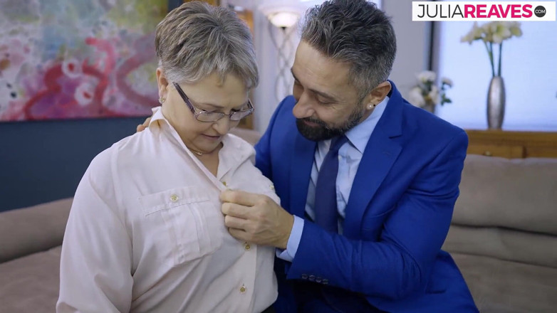 Discover 4K: Oma genießt ein muschilecken und wird dann bis zum abspritzen...