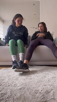Lutte féminine avec des pieds en sueur et de gros pieds