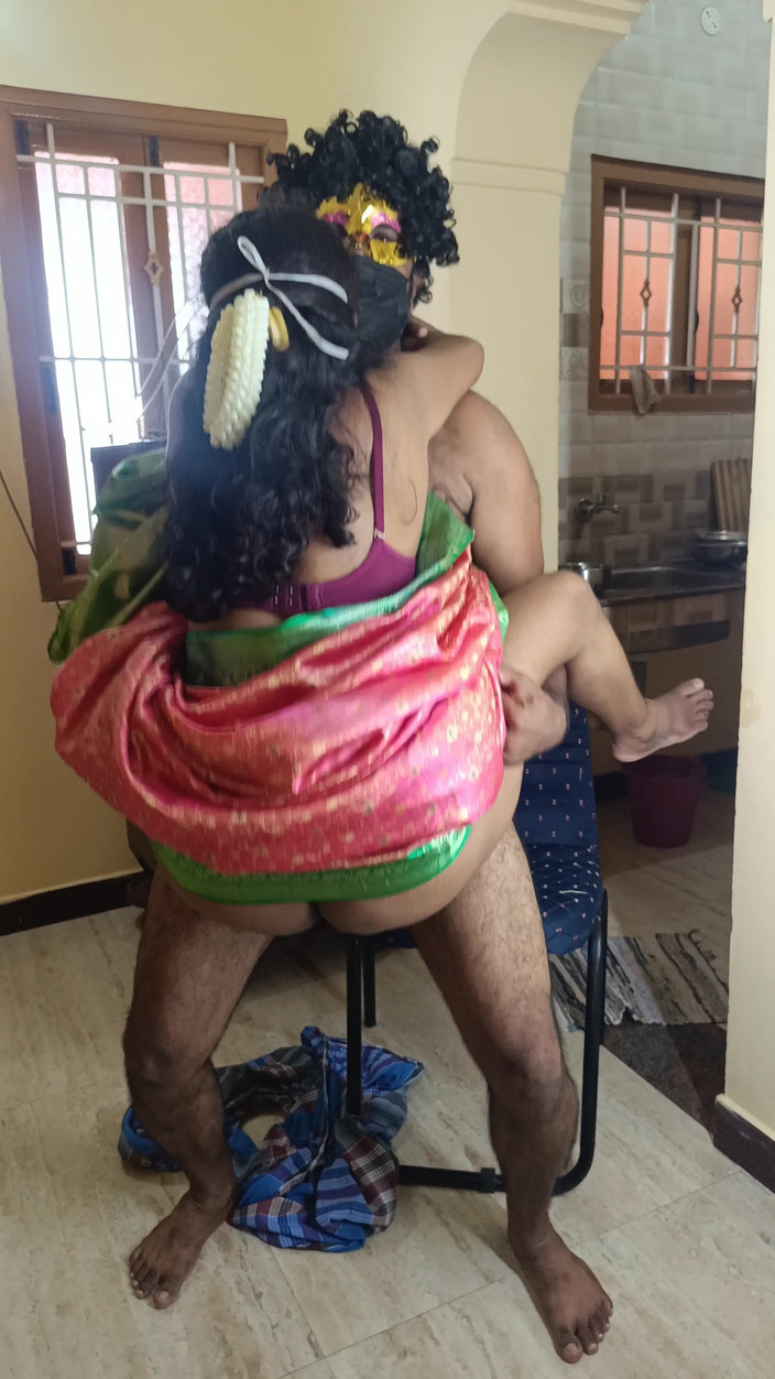 Laxi ammu: Une femme au foyer se fait sucer et baiser debout
