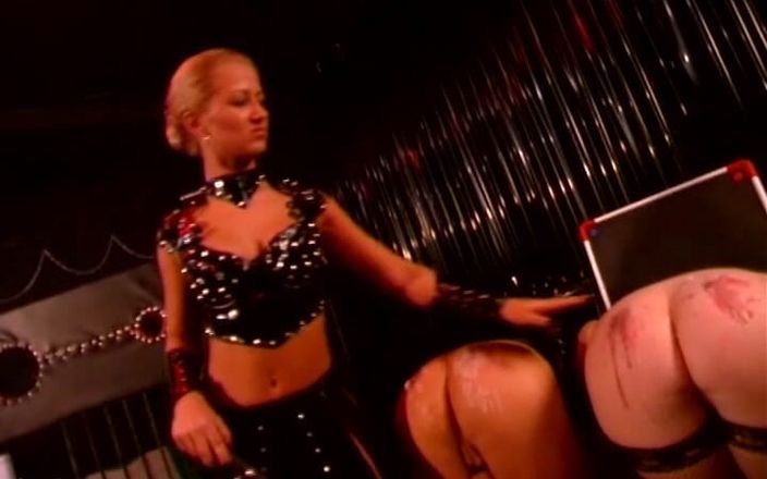 Male Dom - Spanking - BDSM: Blonde Domina en haar twee slaven
