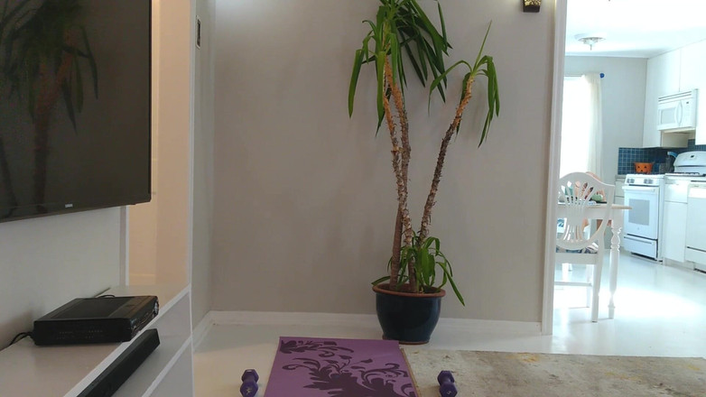 VieraMayXXX: Yoga / allenamento in topless in un perizoma