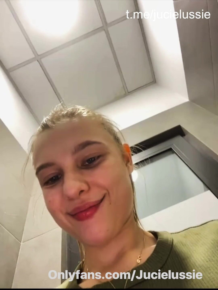 JuiceLussie: Ateşli kız spor salonu antrenmanında ve kendisiyle oynuyor