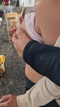 朝食を食べながら驚く義理の娘。