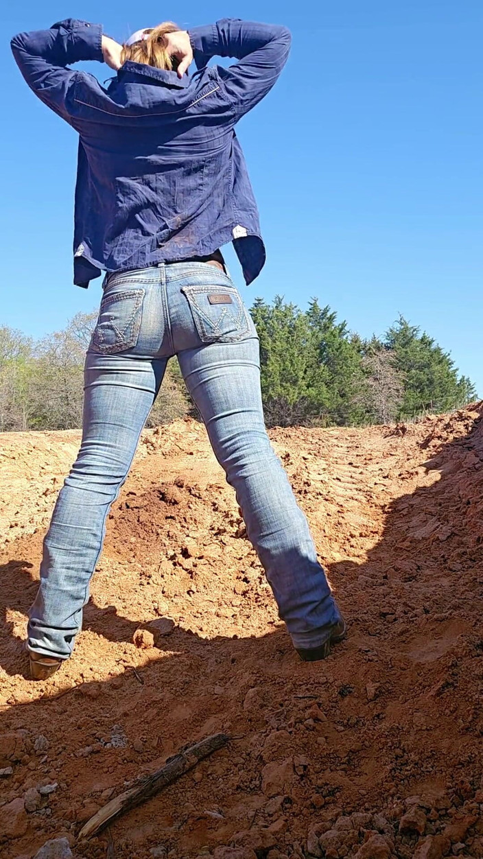 NaughtyRedFarmgirl: Roodharige neukt overal kont en poesje