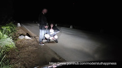 Toilet Mommy: 业余夫妇户外吸吮，操逼，吞精和撒尿