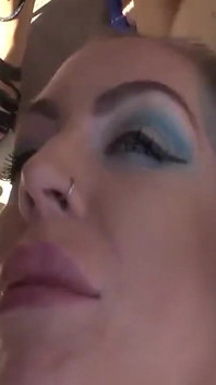 Tetovaná MILF děvka má gangbang s Hordou ptáků - koupá se v tryskající náloži mrdky