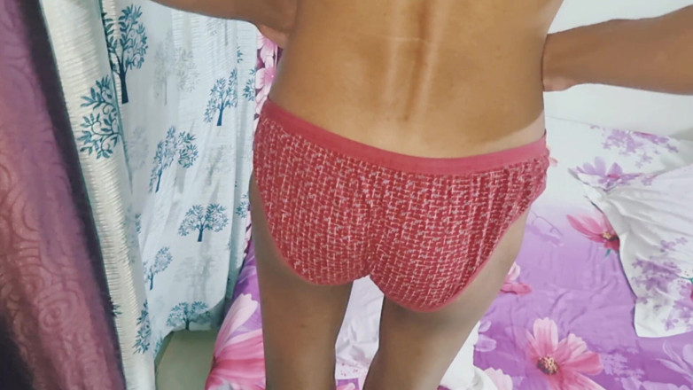 Nickey: Il ragazzo effeminato magro si masturba con le mutandine usate...