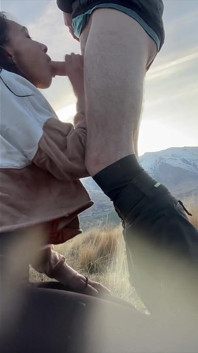 Caminata remota a la montaña, mamada con un facial cumwalk