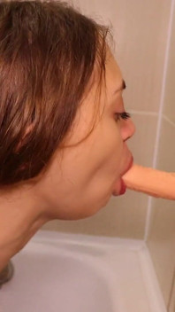 Velmi sexy dávení deepthroat kouření dilda ve sprše