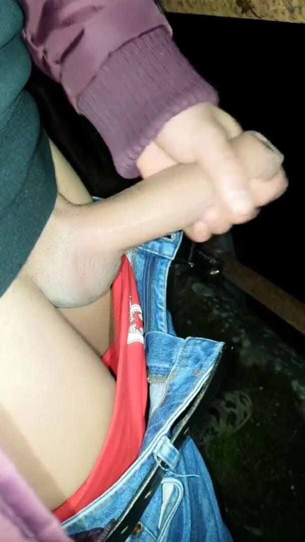 Idmir Sugary: Elle pisse puis éjacule puis pisse de nouveau sur un pont