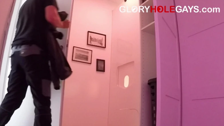 GLORYHOLEGAYS: Молодая работница кончает дважды - прямо через глорихол
