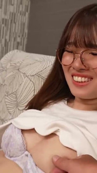 Tichá obyčejná dívka se tváří v tvář své první intimní lekci. Brzy se sama udělá a poddá se těžkému creampie