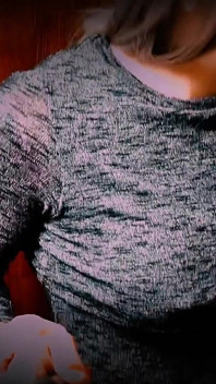 Hosté už jsou na cestě a mladá kráska stále nemá svou sissy vaginu na setkání!
