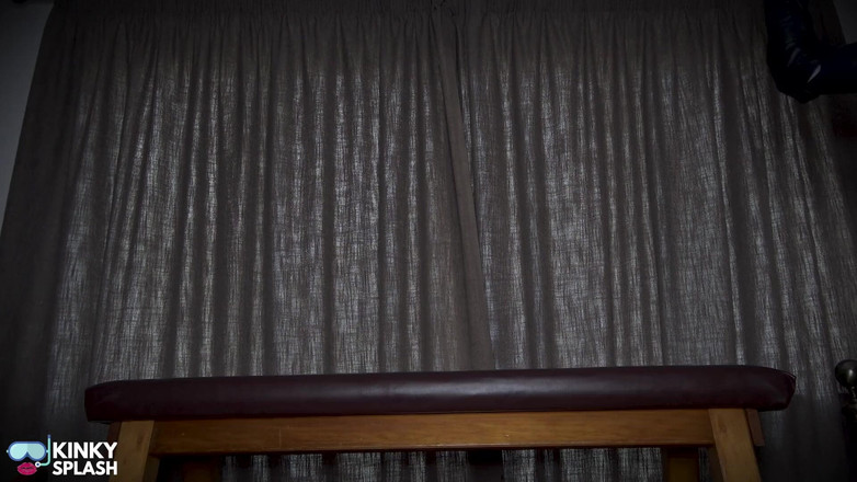 UKCuteGirl Lucy Lauren: Máscara de gás wetsuit wank: porra na minha virilha neoprene