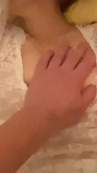 Moje mladá manželka dostane skutečný orgasmus z velkého ptáka jejího starého milence. Všechno si vezme na video, aby mi to později ukázal.