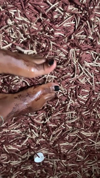 Section de massage des pieds avec une bombasse noire sexy
