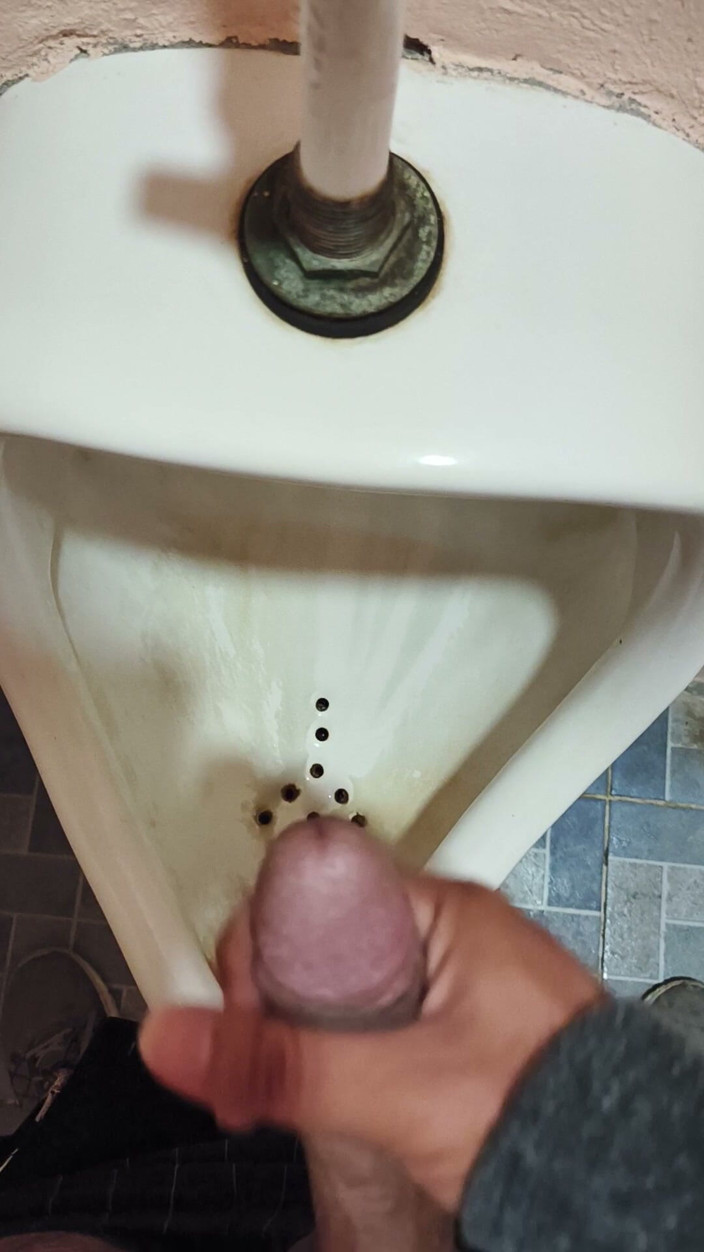 Cute boy jerks off: Mann wichst bei der Arbeit und will jemanden finden, der...