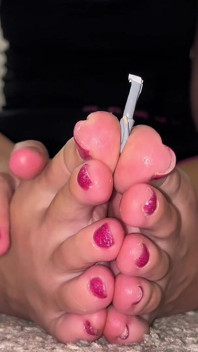 被困在我的大脚之间