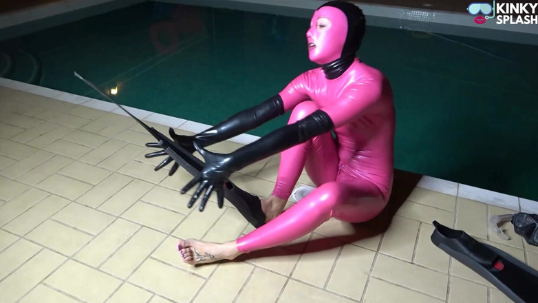 UKCuteGirl Lucy Lauren: Latex popranden aan het zwembad met gladde vingers