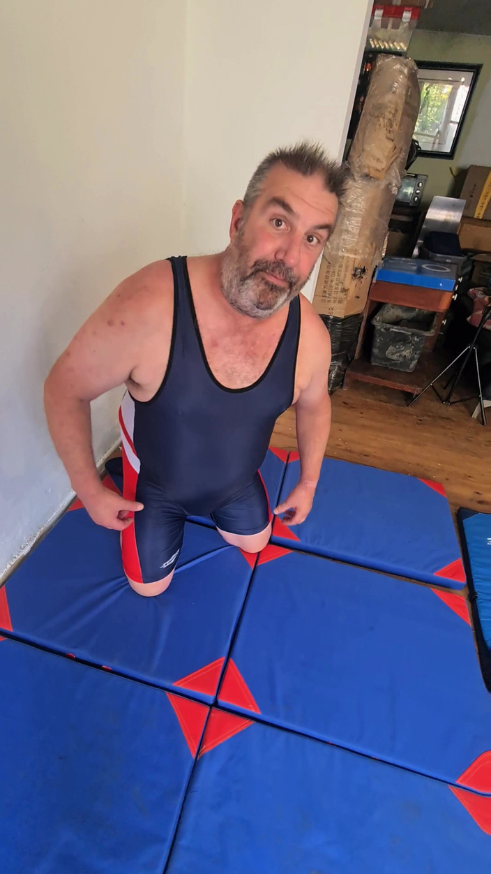 Punchbagplz: Серебряный отчим-борец - грязные уроки доминирования в видео от первого лица