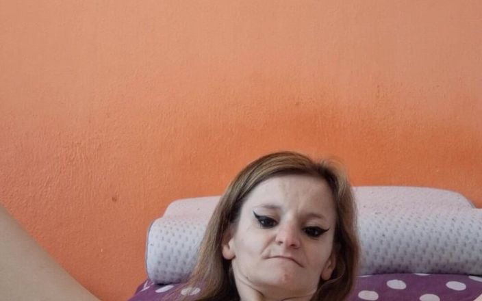 MollyVIP: Je doigte ma petite chatte étroite
