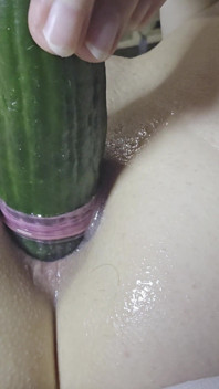 뻑가는 오이로 뻗은 섹시한 밀프의 후장