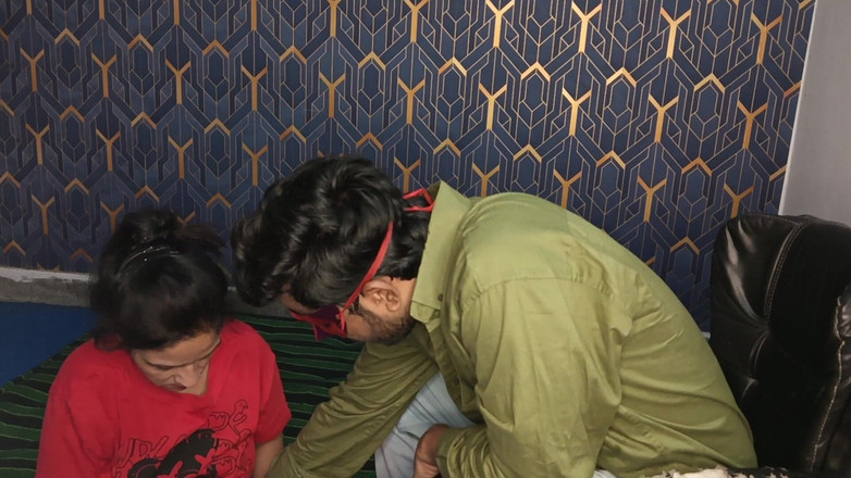 Anup chaubey: En knuffad fattig tjej kom för att be om arbete...