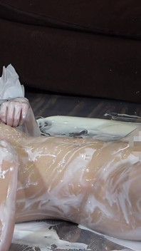 Donna masochista coperta di yogurt, clitoride, ano, seno, ascelle—tutto il suo corpo è un giocattolo da amante intriso di yogurt