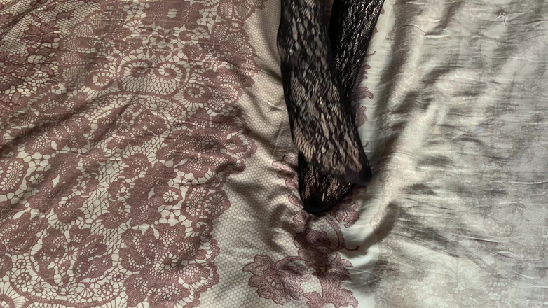 Gloria Gimson: Kız çoraplı bacaklarını okşuyor ve kamera arkası erkek arkadaşına sakso çekiyor