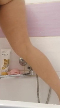 Amatérská manželka si holí nohy. Amatérská manželka s chlupatou kundičkou, Velká prsa, Velký zadek.