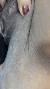 Sentindo-se bem inserindo meu vibrador na minha buceta gordinha avó peluda
