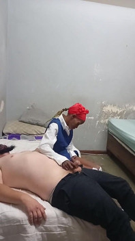 Mahasiswi 18 tahun nyepong ayah tirinya sebelum kelas