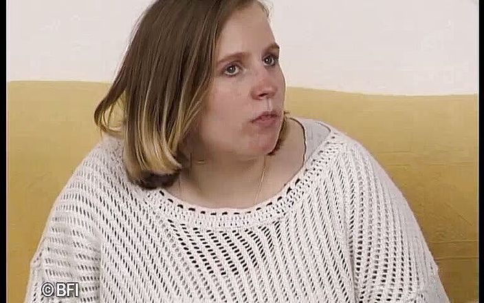 No depth limit for her pussy and ass: Гигантская пизда, гигантская игрушка