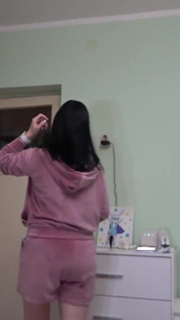 ยักษ์สาวพี่เลี้ยงแอนนาเล่นกับคุณตัวจิ๋ว