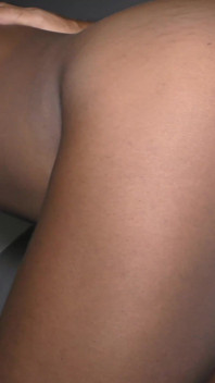 Puta negra flaca ama polla blanca y semen caliente dentro de su agujero de coño
