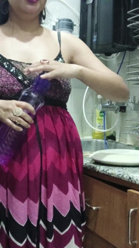 第一次在车里性交印度漂亮女人