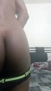 흑인 대물 자지 펨보이가 흑인 대물 자지를 따먹고 뺨을 쪼이는 엉덩이를 퍼뜨리다