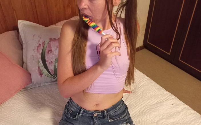 Lexi Laker: 可爱的 Little lexi 在度假时变得有点淫荡