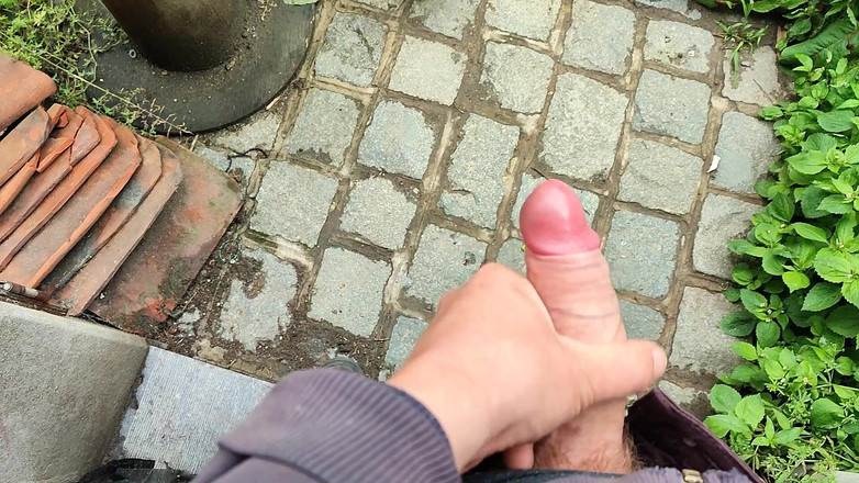 Sara B: Pov: muncrat di luar ruangan