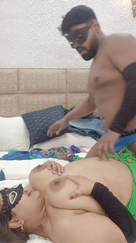 Wife Ke Nahate Time Husband Ne Apni Chudakkad Sali Ko Pehli Bar Wife Ke Ghar Rehte Hue Choda