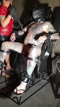 Vastgebonden in De Bondage Chair Voor Electro Schokken