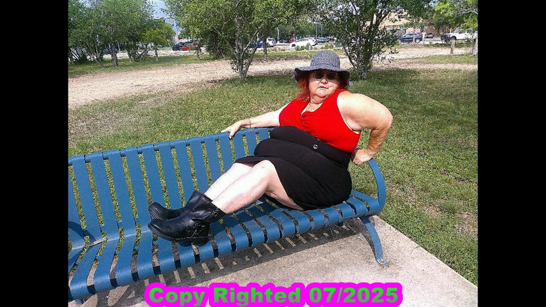 BBW nurse Vicki adventures with friends: Y tá gợi cảm vicki đi bộ trong công viên nhấp...