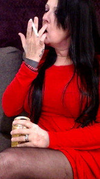 Signora in rosso panterona che fuma
