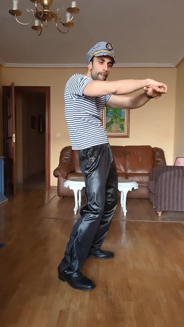 Zeus Ray: Saya Membuat Streeptease Berpakaian Dalam Pakaian Tentera