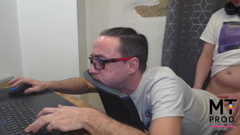 MT gay prod: Dia menjatuhkan Fortnite untuk menghancurkan pantat ayah tirinya!