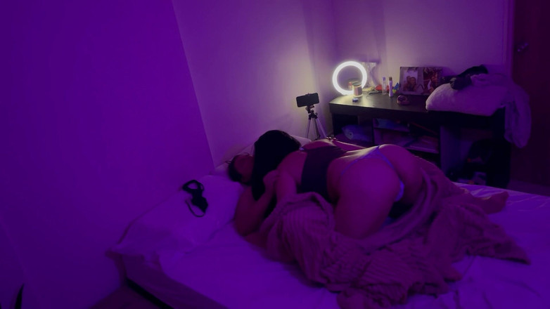 zoemelissa: I coinquilini che non riuscivano a riposare finiscono per strofinarsi...