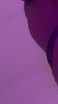 Quente negra gata mostra suas habilidades de twerking em vista traseira